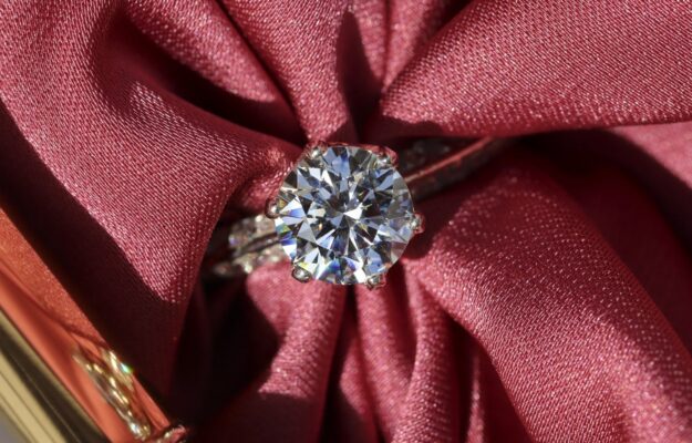 How to choose a diamond ring?